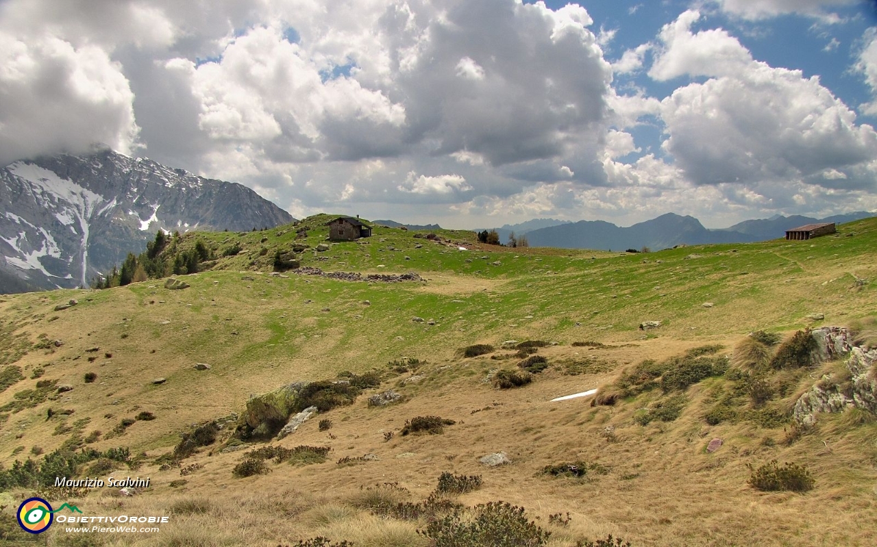 43 Baita di Campo, nuvoloni in arrivo dal Menna....JPG